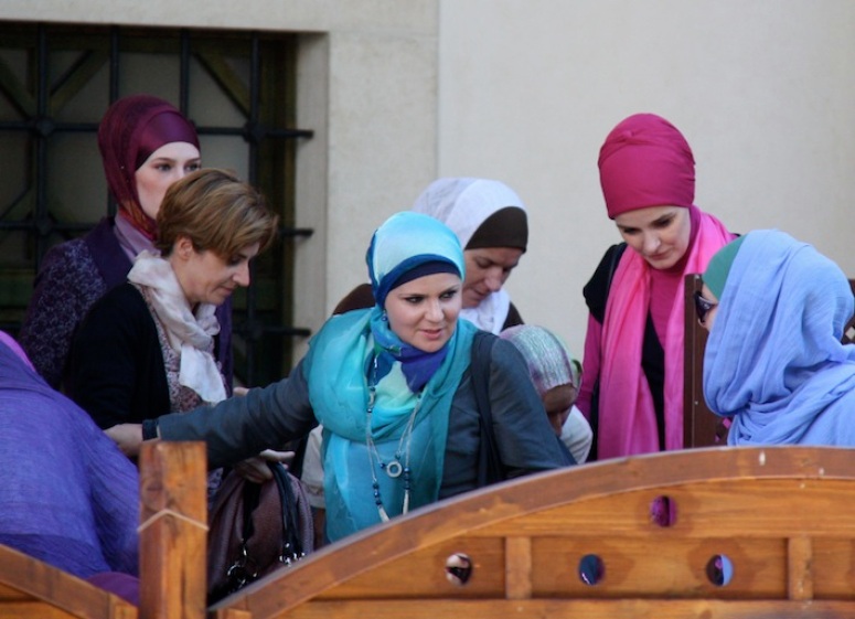 splendide donne all'uscita dalla Moschea