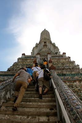 il ripidissimo Wat Arun